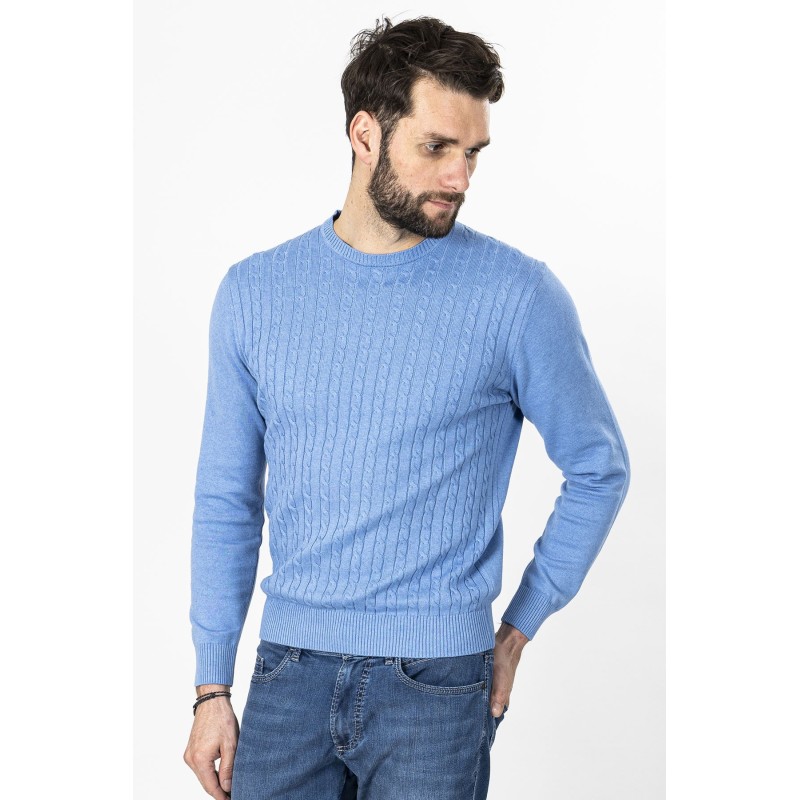 pull bleu coupe droite torsadé sur le buste