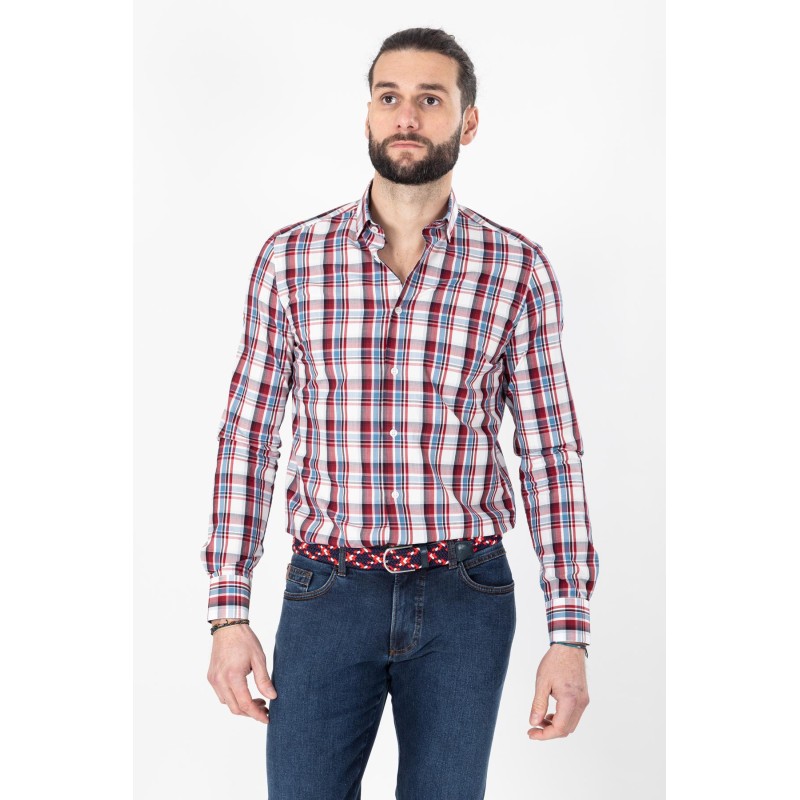 Chemise à carreaux bleus et rouges