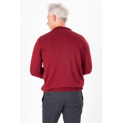 pull bordeaux torsadé sur le torse en coton et cachemire