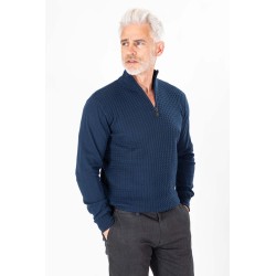 pull en coton et cachemire torsadé sur le torse