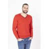 pull rouge col v bleu marine et blanc