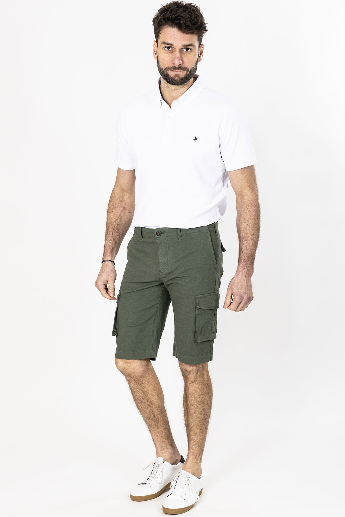 bermuda kaki type cargo avec poches latérales