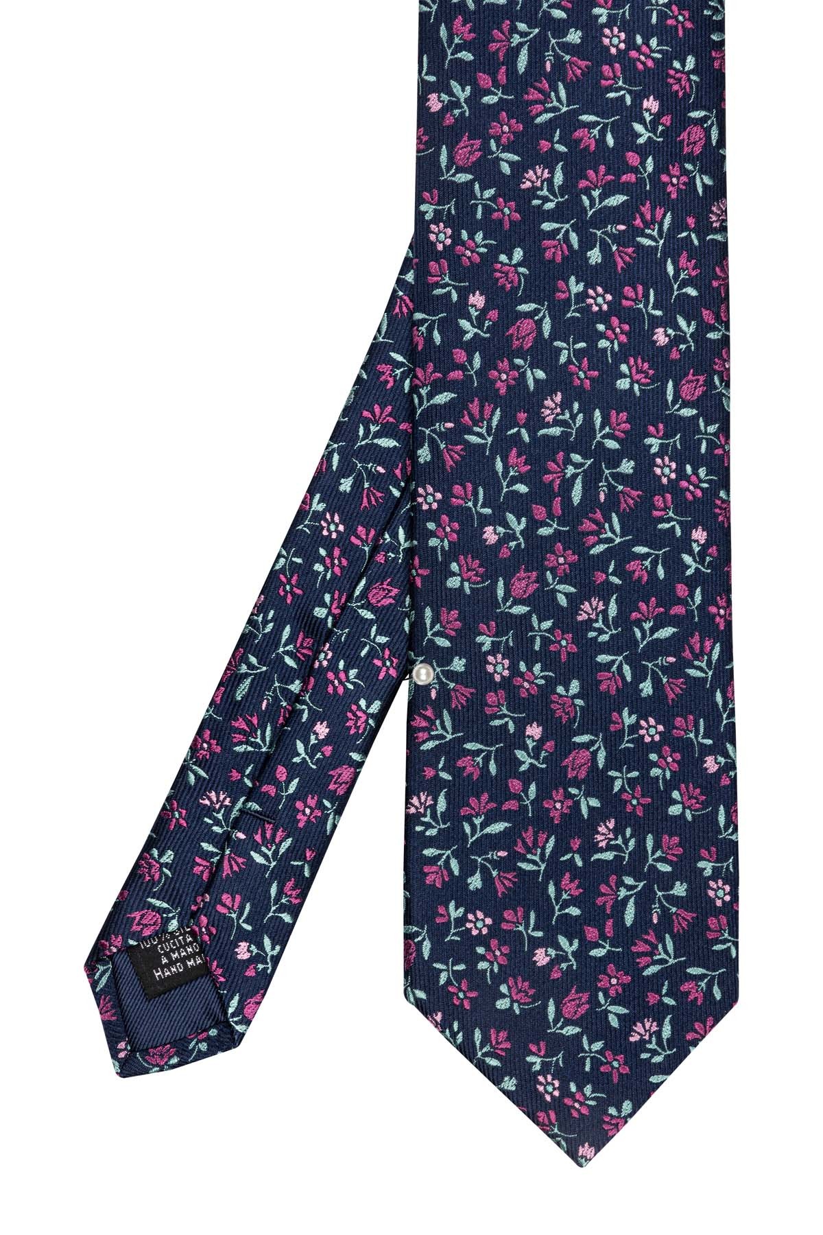cravate en soie bleu marine à motifs fleuris rose vert et rose pale