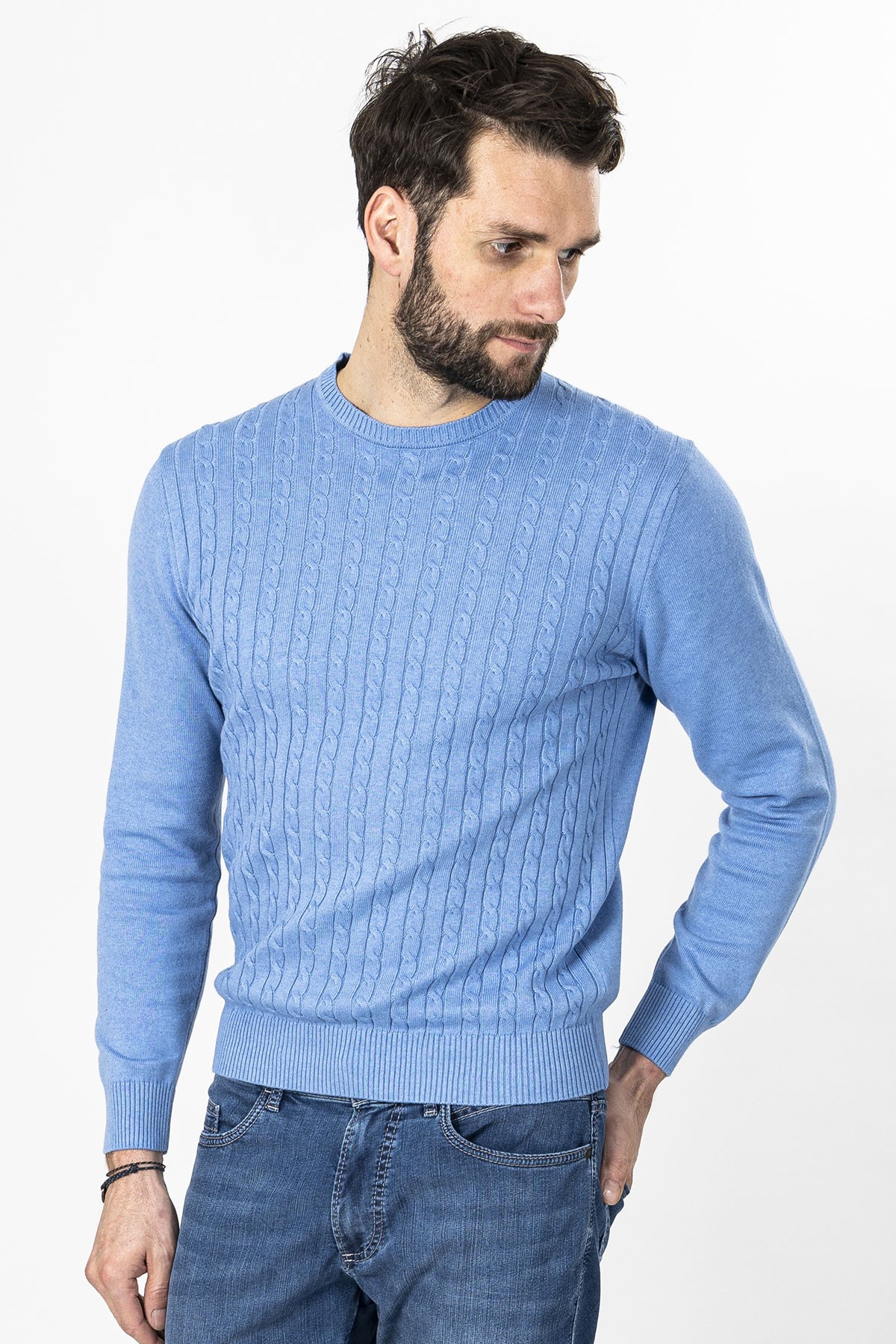 pull bleu coupe droite torsadé sur le buste
