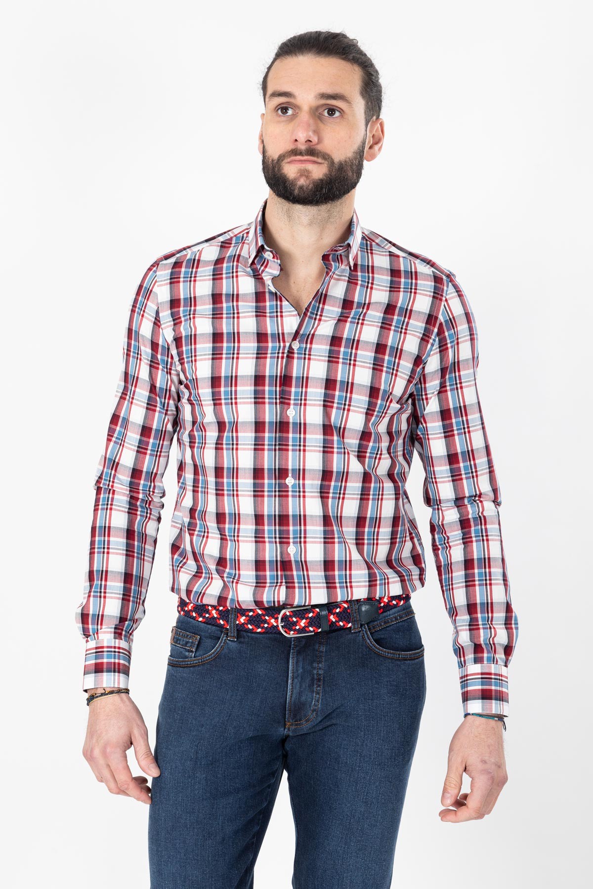 Chemise à carreaux bleus et rouges