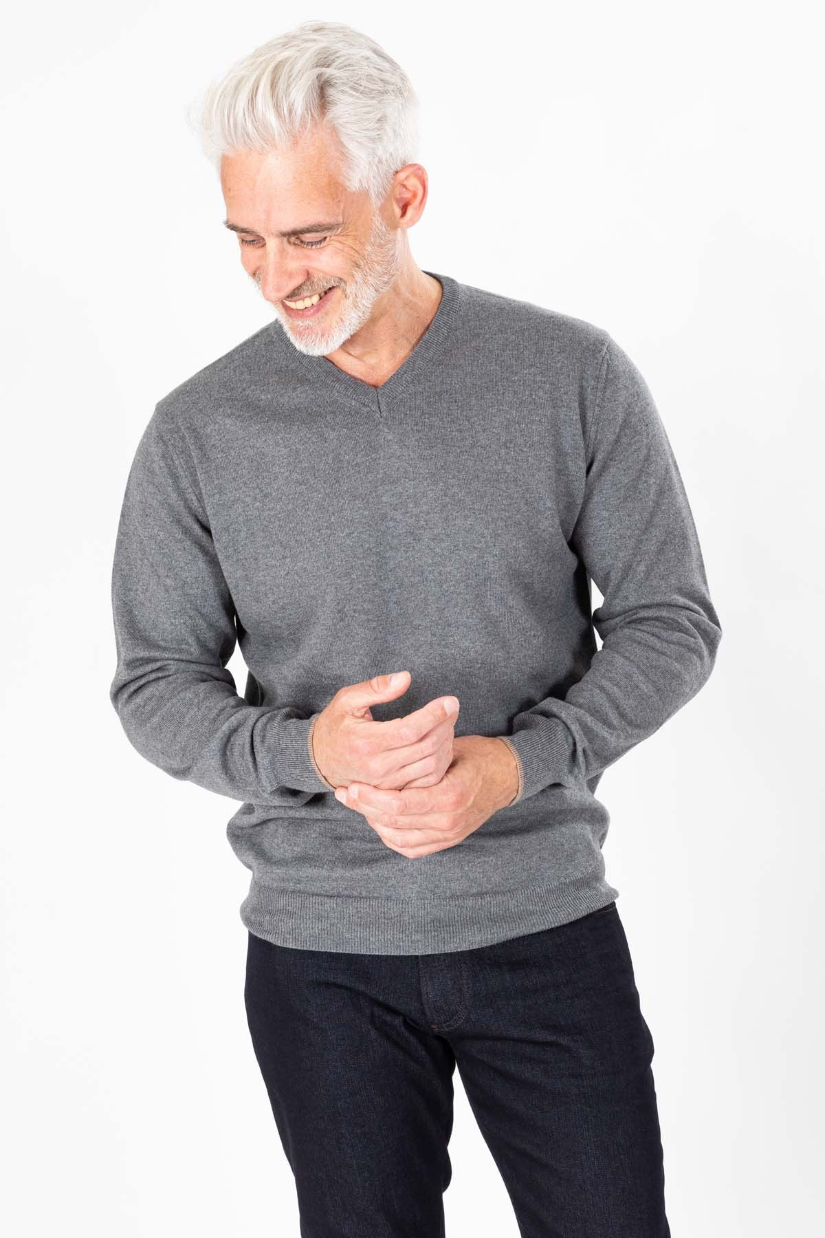 pull col V gris en coton et cachemire pull col V gris en coton et cachemire