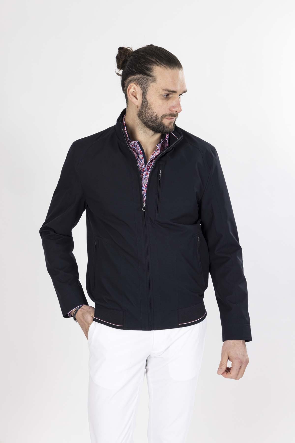 blouson avec col rouge et blanc