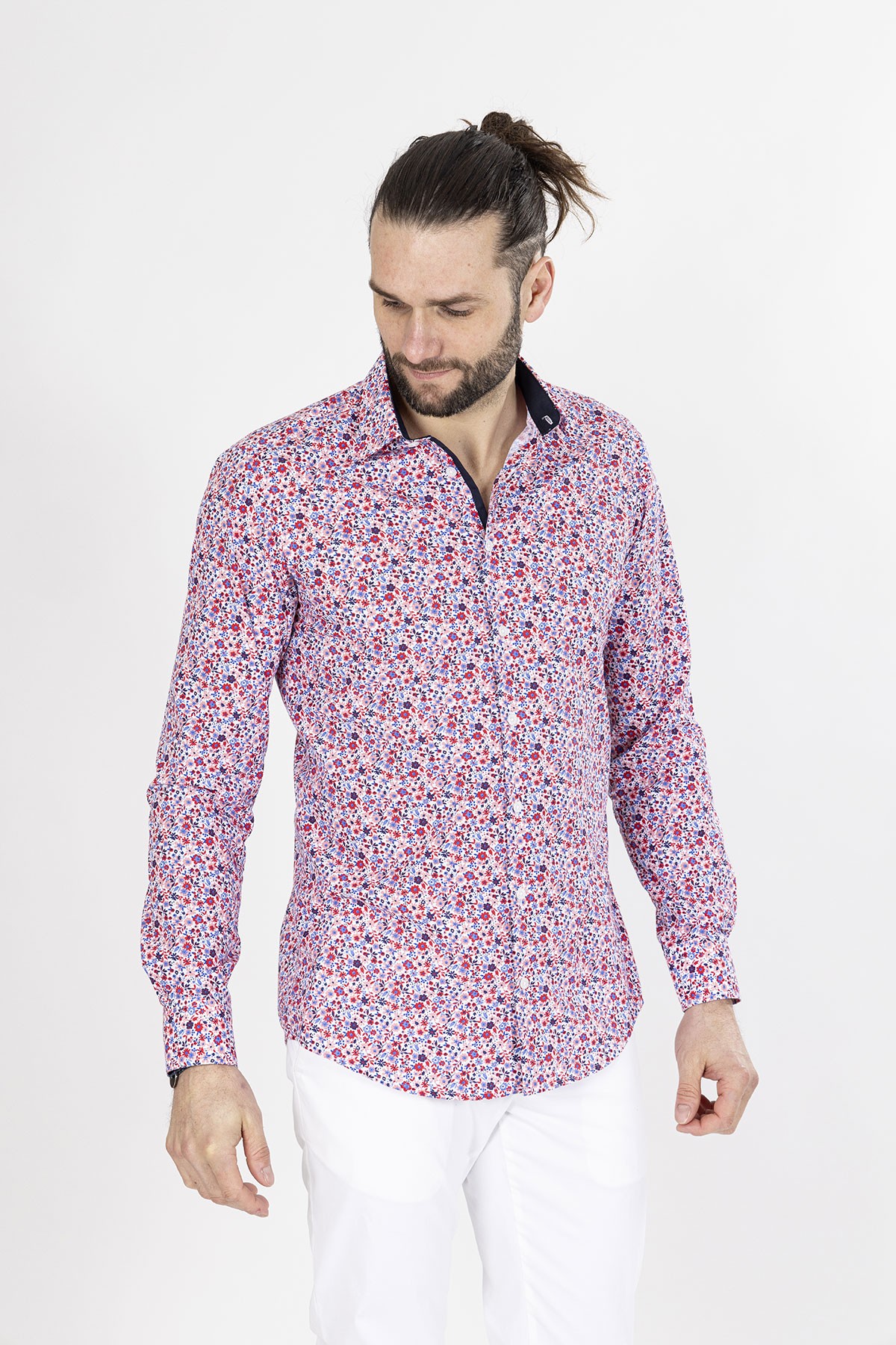 chemise coupe ajustée fleurie marine et rouge